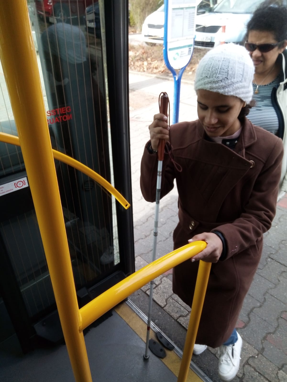 Amal steigt allein in einen Linienbus ein